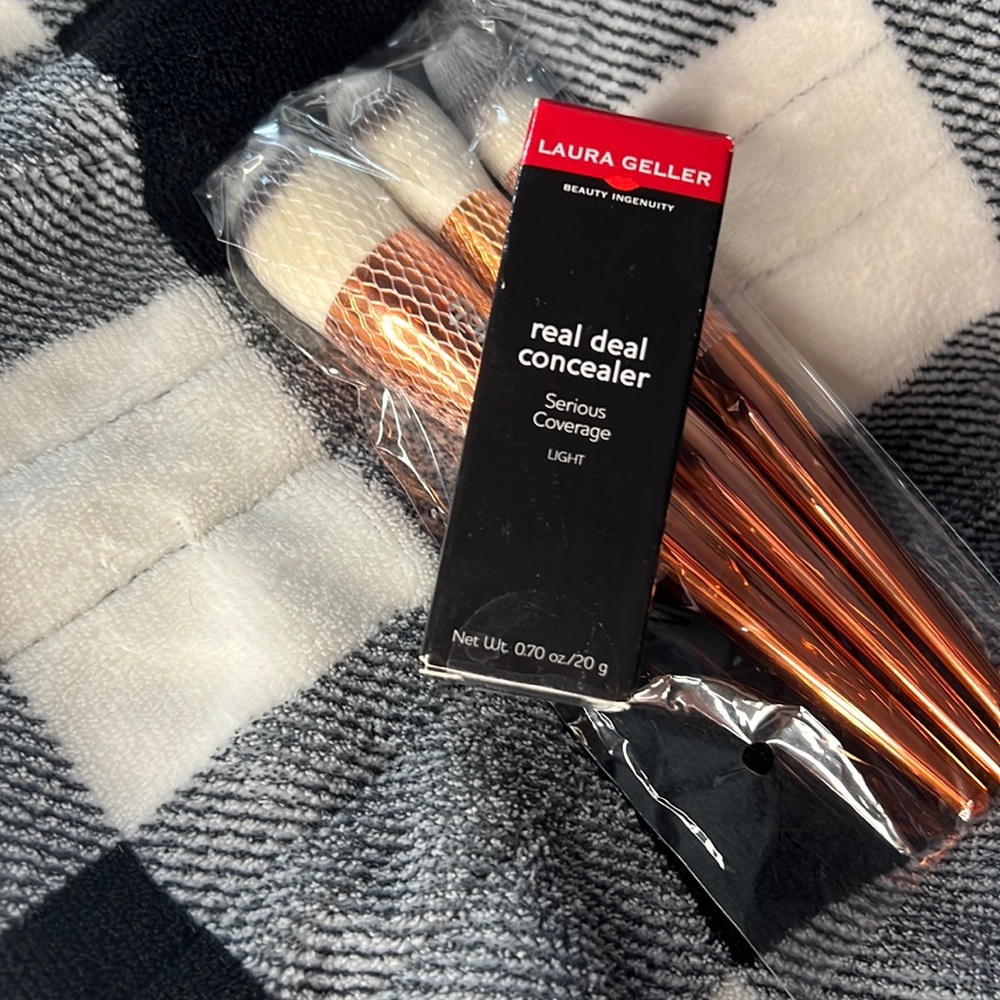 COPY - Laura Geller real dear concealer in shade light with free brushes